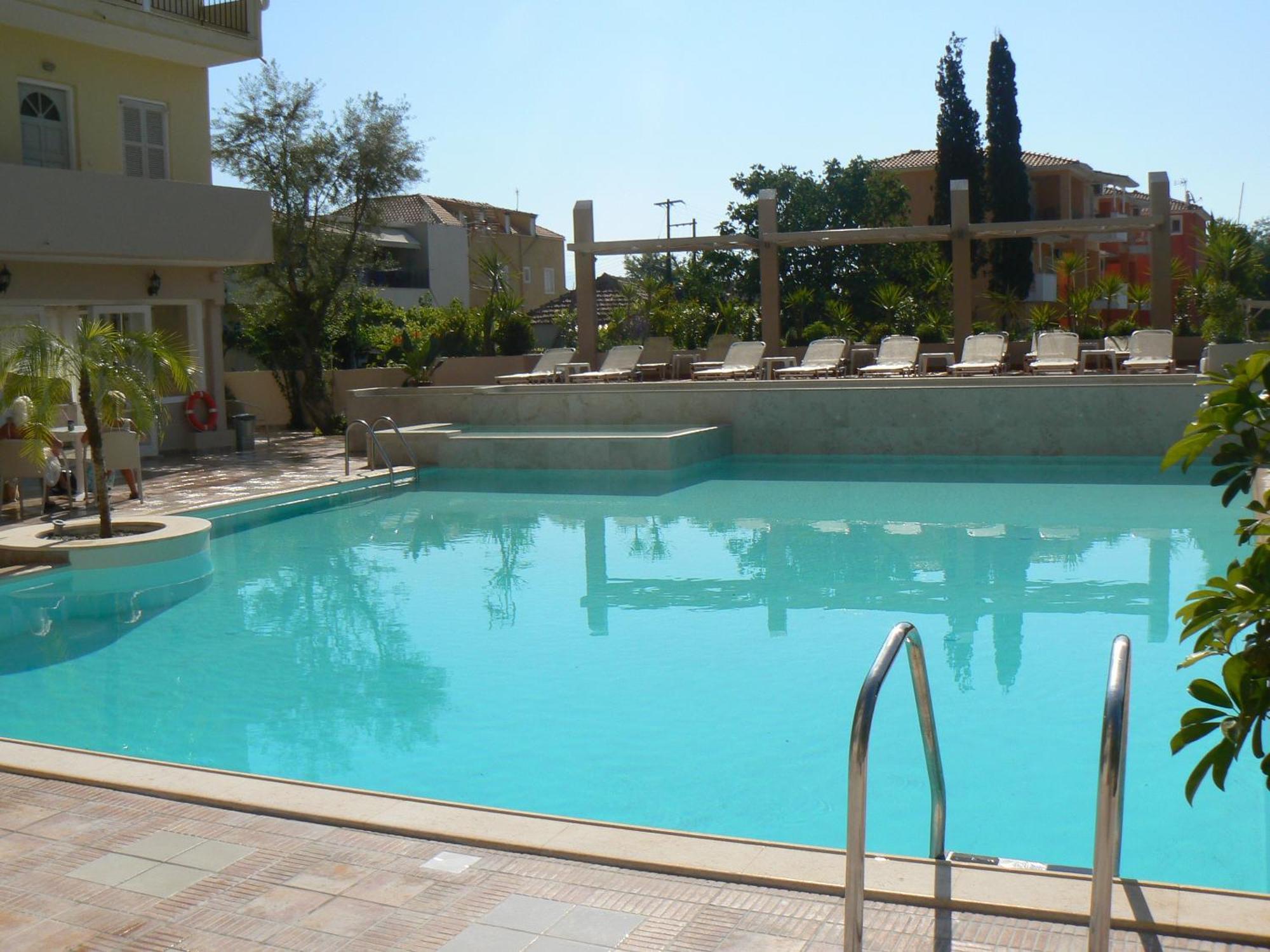 Happyland Hotel Apartments Nydri  Bagian luar foto