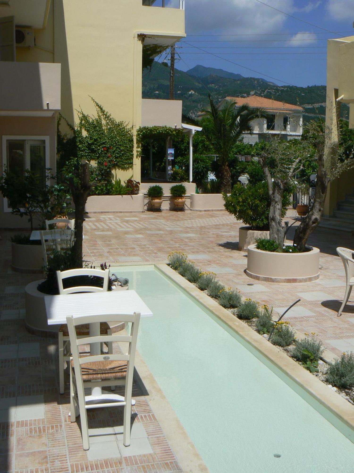 Happyland Hotel Apartments Nydri  Bagian luar foto